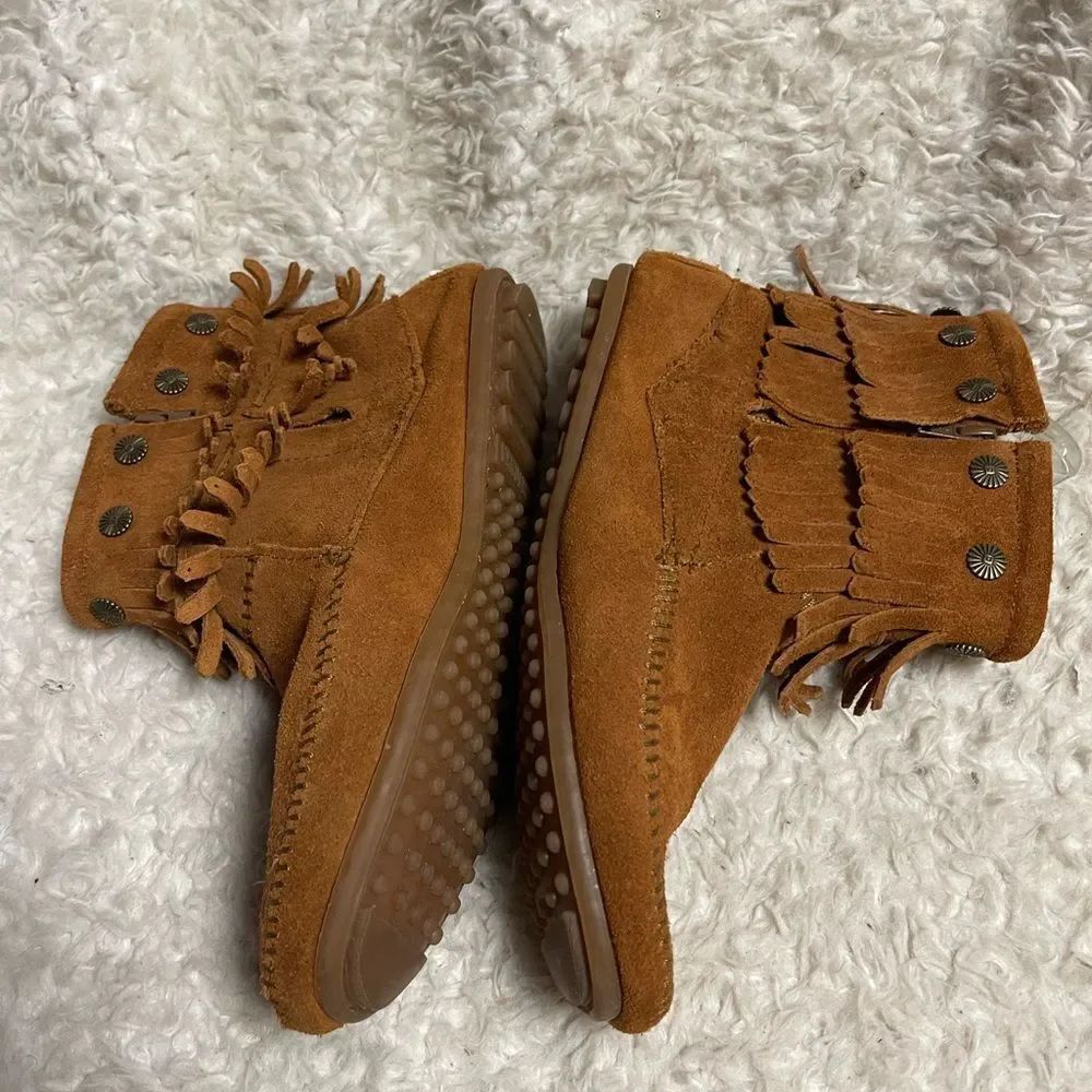 Womens Minnetonka leather Suede Double Fringe Indian Moccasin Ankle Boots SZ 10.